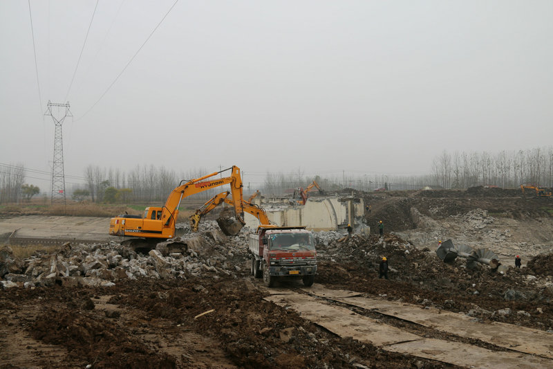 小潮河閘拆建工程快速推進(jìn) 建筑物拆除作業(yè)正式啟動(dòng)